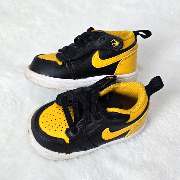 Boy's Nike Air Jordan Sneakers 1 Black Yellow Toddler Shoes Size 4 Velcro Close - Picture 1 of 5